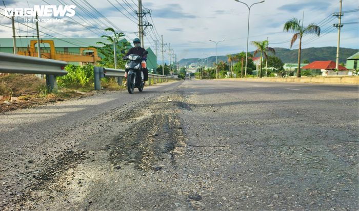 Tại một số điểm vừa được vá, sửa đã có tình trạng hư hỏng, xuất hiện hằn lún vệt bánh xe, nhựa mặt đường đùn lên từng mảng lớn, bong tróc nghiêm trọng.