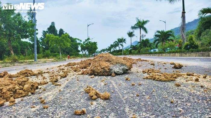Cảnh tượng đất, cát, cát rơi vãi giữa tuyến đường gây mất mỹ quan và nguy hiểm cho người tham gia giao thông.