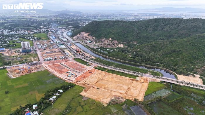 Một tuyến giao thông huyết mạch ngay lối vào cửa ngõ Quy Nhơn, mang tính kết nối cao như ĐT638 luôn trong tình trạng nhếch nhác, xuống cấp. Người dân và các phương tiện di chuyển qua tuyến đường mong mỏi một sự thay đổi, xứng tầm với giá trị đầu tư và kỳ vọng phát triển của địa phương.