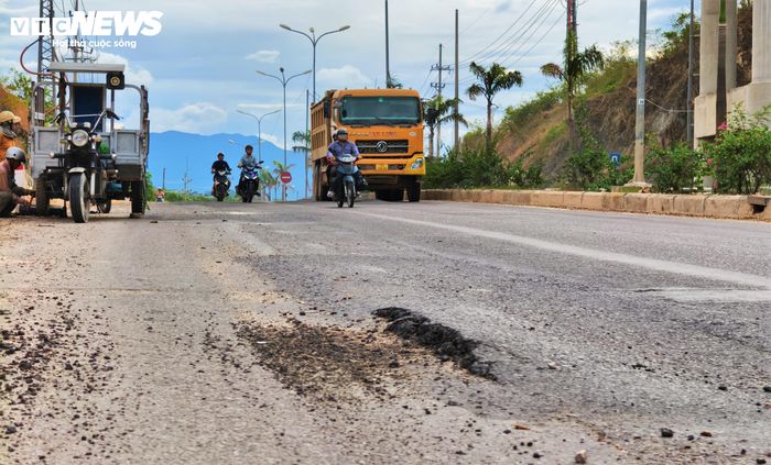 Tuy nhiên ghi nhận thực tế, sau nhiều năm đưa vào sử dụng, tuyến đường nghìn tỷ này chưa lúc nào thoát khỏi cảnh hạ tầng xuống cấp, nhếch nhác.