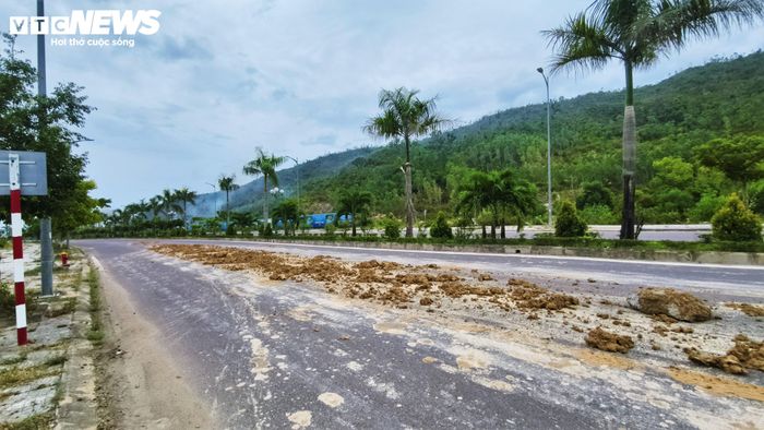 Bên cạnh sự xuống cấp về hạ tầng kỹ thuật, sự nhếch nhác về môi trường và cảnh quan dọc tuyến ĐT638 cũng là điều khiến dư luận bức xúc. Mặt đường thường xuyên bị đất, đá, cát từ những xe tải công trình rơi vãi.