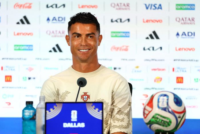 Cristiano Ronaldo trả lời báo chí trước trận đấu giữa Bồ Đào Nha và Tây Ban Nha ở vòng 1/8 World Cup 2026 - Ảnh: Reuters
