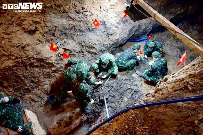 Từng cán bộ, chiến sĩ gần như làm việc trong tư thế khom người suốt nhiều giờ dưới lòng hố sâu. Khi phát hiện dấu hiệu nghi là xương cốt hoặc di vật, toàn bộ khu vực lập tức dừng đào để các tổ chuyên môn kiểm tra, xác định và tiến hành thu gom theo đúng quy trình.