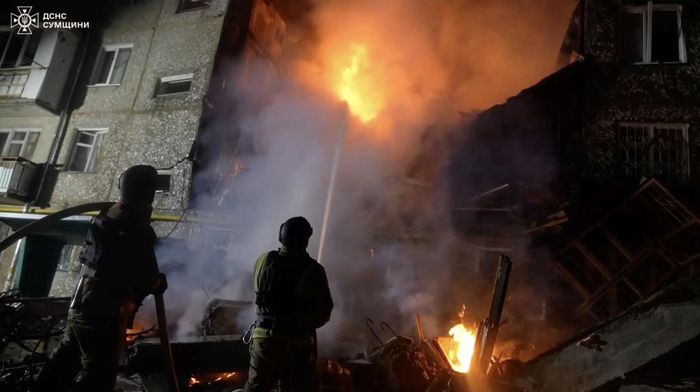 Lính cứu hỏa chữa cháy tại một khu vực ở Sumy. (Ảnh: Reuters)