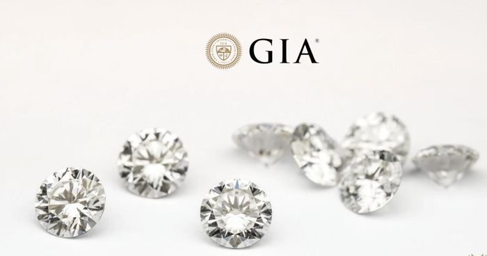 Ban đầu, người đánh giá sẽ đưa ra ý kiến về độ trong suốt, độ bóng và tính đối xứng của viên kim cương. Sau đó vẽ các đặc điểm về độ trong suốt lên sơ đồ thể hiện rõ nhất hình dạng và kiểu cắt của viên kim cương, được chọn từ cơ sở dữ liệu gồm hàng trăm sơ đồ được lưu trữ kỹ thuật số. (Ảnh: GIA)