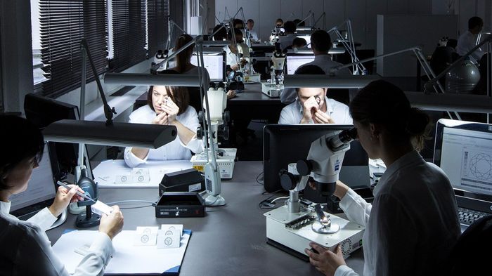 Đến phòng thí nghiệm, mỗi viên kim cương được đặt trong hộp thiết kế riêng. Tất cả các thông tin liên quan đến chủ sở hữu đều được loại bỏ hoặc che giấu. Kim cương được dán nhãn mã vạch với số nhận dạng nội bộ duy nhất được sử dụng để theo dõi trong suốt quá trình. (Ảnh: Sajdikovehumence)