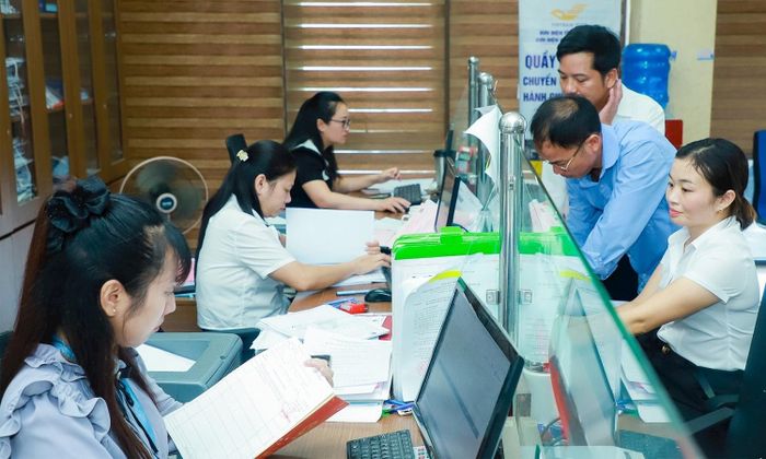 Chính phủ ban hành quy định các trường hợp được xét tuyển, ưu tiên và tiếp nhận vào viên chức.