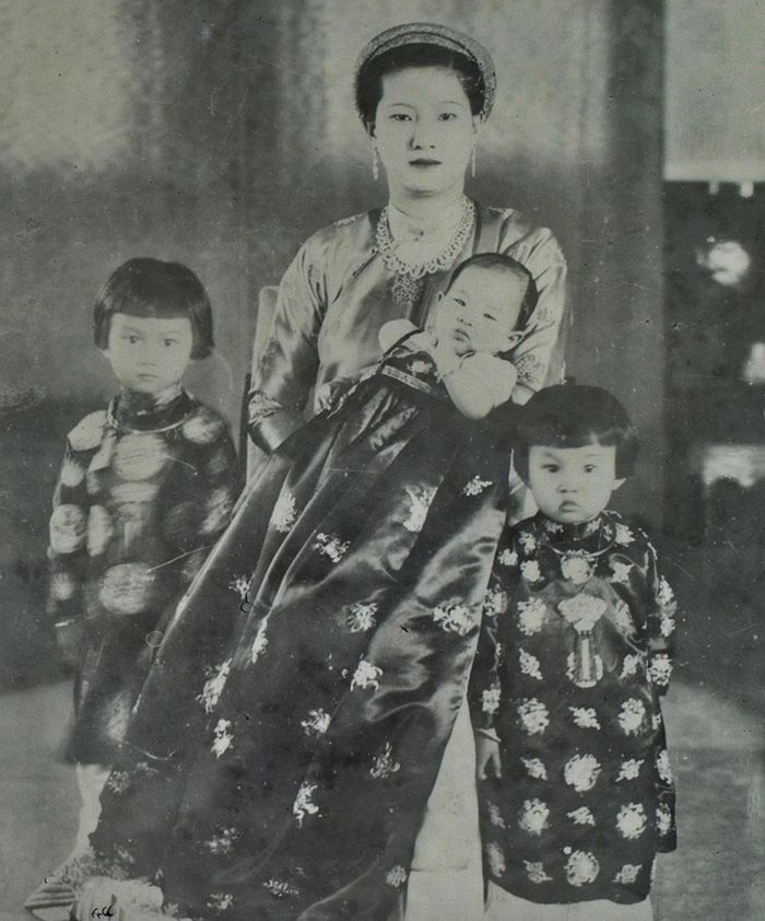 Ảnh Nam Phương Hoàng hậu và các con đăng trên tờ Indochine hebdomadaire illustré năm 1942.