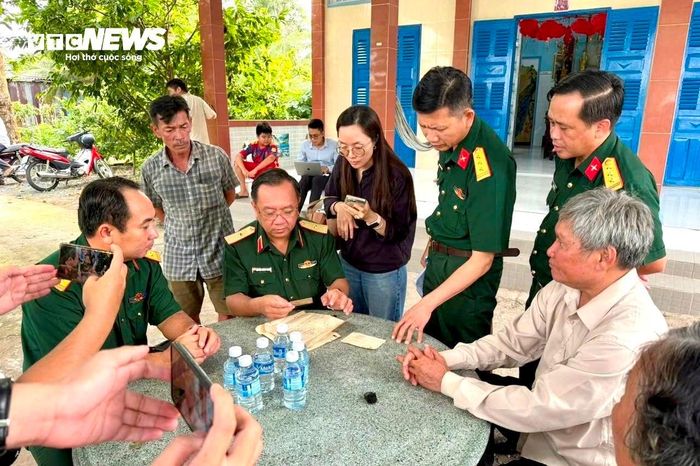 Thiếu tướng Nguyễn Thành Trung làm việc với gia đình nhận là thân nhân liệt sĩ Huỳnh Văn Quên.