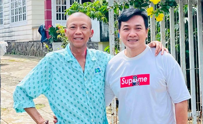 Nhà thơ Bùi Thanh Tuấn (bên trái) sống lạc quan để chiến đấu bạo bệnh những ngày cuối đời.