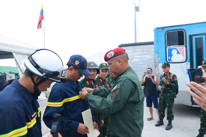 Trung tá Rául Serrano Chacón, Bộ Tư lệnh Vệ binh Tổng thống trao huân chương cho đoàn