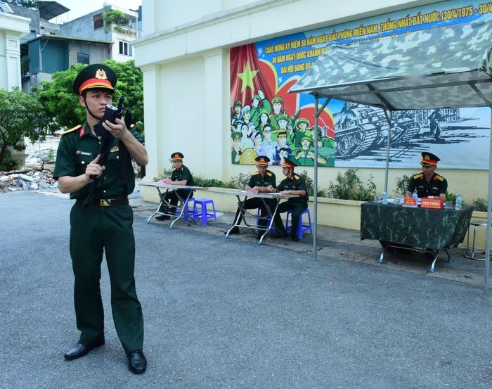 Bộ Tư lệnh Thủ đô kiểm tra điều lệnh đội ngũ cán bộ Tiểu đoàn 18 Đặc công. Ảnh: Hữu Thu