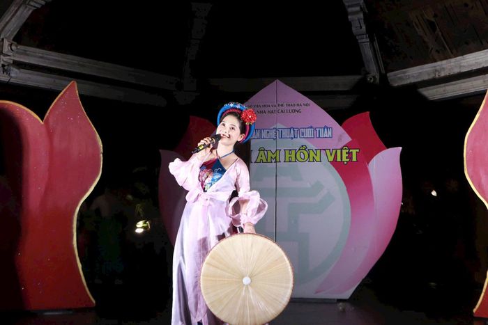 Nghệ sĩ biểu diễn trong chương trình. Ảnh: SVHTT