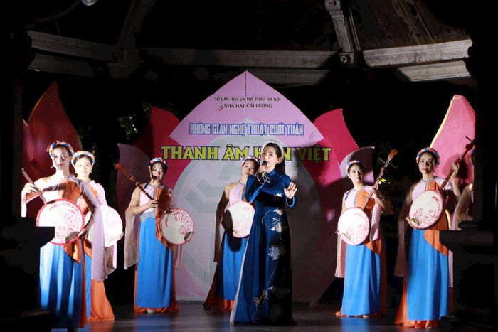 Tiết mục tân cổ mang đến không gian nghệ thuật đầy tính truyền thống trong hơi thở đương đại. Ảnh: SVHTT