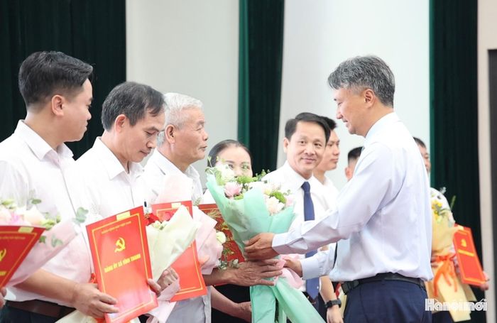 Lãnh đạo xã Vĩnh Thanh trao quyết định kiện toàn cấp ủy và tặng hoa các đồng chí Bí thư chi bộ thôn. Ảnh: TH