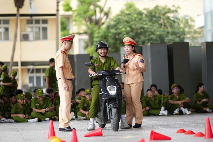 Các em từ 16 tuổi trở lên được trải nghiệm sử dụng xe máy điện. Ảnh: Hồng Nhung