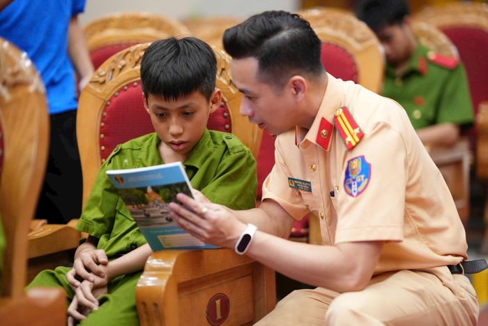 Chương trình nhằm nâng cao ý thức và hình thành thói quen tham gia giao thông văn minh, an toàn cho các học sinh. Ảnh: Hồng Nhung