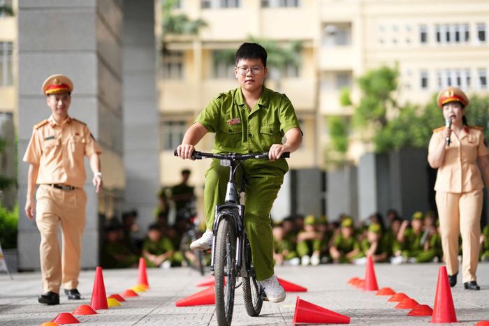 Đi xe đạp cũng phải nghiêm chỉnh thực hiện các quy định về an toàn giao thông. Ảnh: Hồng Nhung