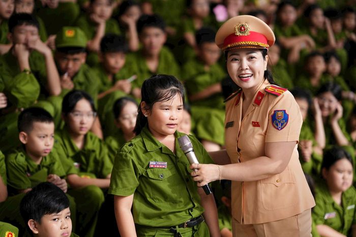 Thiếu tá Đoàn Ngọc Huyền chia sẻ với học sinh về kiến thức an toàn giao thông. Ảnh: Hồng Nhung