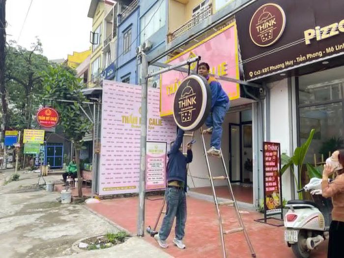 Kiên quyết xử lý vi phạm trật tự đô thị trên các tuyến đường xã Mê LInh. Ảnh: Đức Tuấn