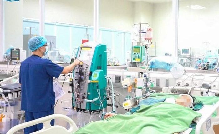 Một bệnh nhi đuối nước tình trạng nặng, đang được hỗ trợ thở máy và lọc máu. Ảnh: BVCC
