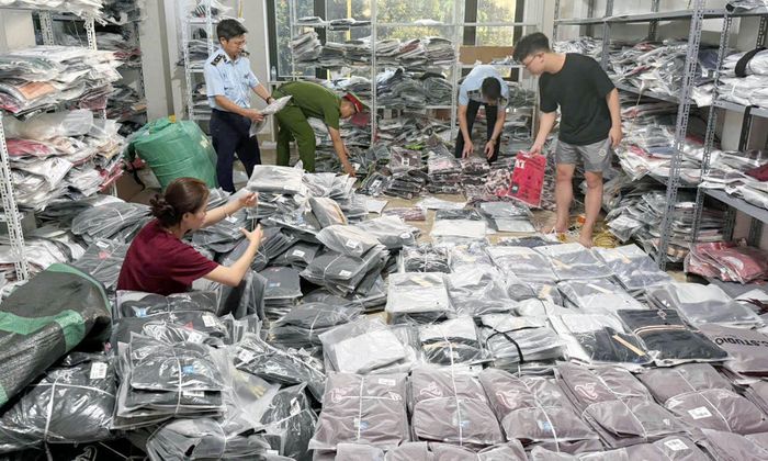 QLTT Hà Nội phát hiện hàng giả mạo nhãn hiệu tại Khu Công nghiệp Ninh Hiệp, xã Phù Đổng. Ảnh: Hoài Nam