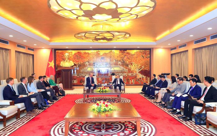 Chủ tịch UBND thành phố Hà Nội Vũ Đại Thắng tiếp Đoàn đại biểu Vùng lãnh thổ Thủ đô Australia do ông Andrew Barr, Thủ hiến Vùng dẫn đầu. Ảnh: Viết Thành