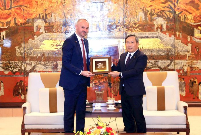 Chủ tịch UBND thành phố Hà Nội Vũ Đại Thắng tặng quà ông Andrew Barr. Ảnh: Viết Thành