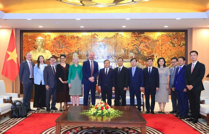 Chủ tịch UBND thành phố Hà Nội Vũ Đại Thắng cùng Đoàn đại biểu Vùng lãnh thổ Thủ đô Australia chụp ảnh lưu niệm. Ảnh: Viết Thành