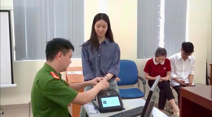 Người dân đến làm thủ tục cấp căn cước công dân tại Công an xã Thuận An. Ảnh: PV
