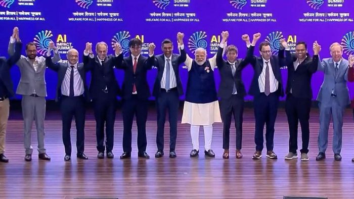 Thủ tướng Ấn Độ Narendra Modi chụp ảnh lưu niệm cùng các nhà lãnh đạo công nghệ toàn cầu tại Hội nghị thượng đỉnh AI 2026 ở New Delhi vào tháng 2-2026.Ảnh: Freepressjournal
