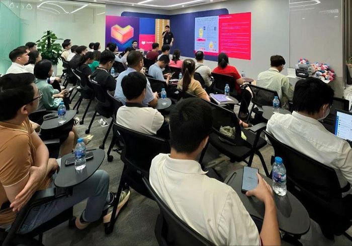 Hoạt động đào tạo nhà bán hàng livestream của sàn thương mại điện tử Lazada. Ảnh: Phan Trang