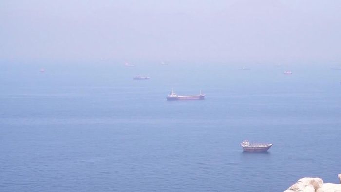 Tàu chở dầu di chuyển trên vùng biển gần eo biển Hormuz. Ảnh: Reuters