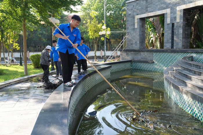 Đoàn viên thanh niên xã Đan Phượng tham gia thu gom rác thải. Ảnh: Thiên Tú
