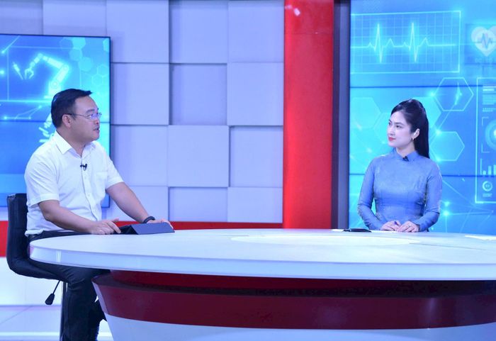 Ông Vũ Xuân Trường, Chủ tịch UBND phường Việt Hưng, thành phố Hà Nội trao đổi tại Chương trình. Ảnh: Viết Thành