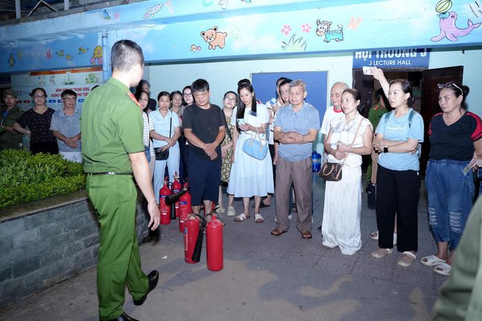 Người dân lắng nghe hướng dẫn chi tiết cách sử dụng các bình chữa cháy. Ảnh: Phạm Mạnh