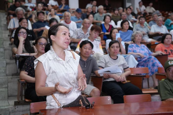 Nhiều người dân trao đổi trực tiếp tới diễn giả. Ảnh: Phạm Mạnh