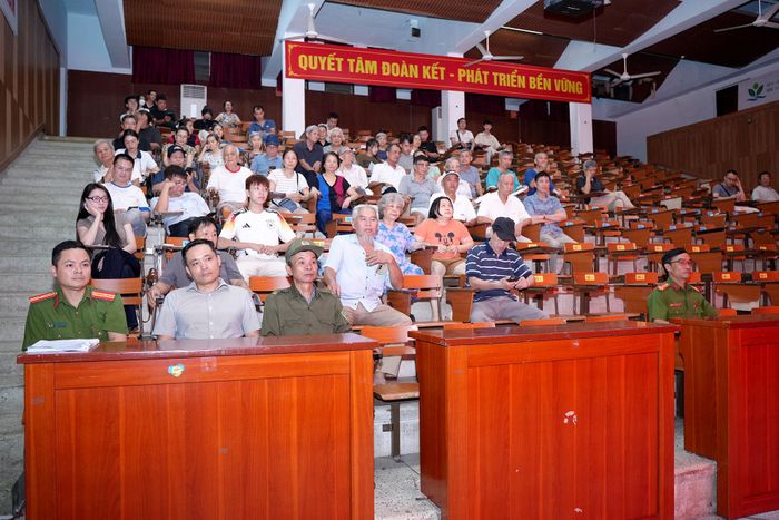 Nhân dân phường Láng tham gia tập huấn, tuyên truyền kiến thức pháp luật cũng như các phương pháp phòng cháy, chữa cháy hiệu quả. Ảnh: Phạm Mạnh