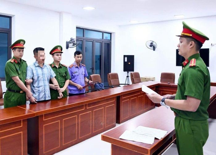 Cơ quan Cảnh sát điều tra Công an tỉnh Tuyên Quang thi hành lệnh giữ người trong trường hợp khẩn cấp đối với thầy giáo Nguyễn Hà Duy. Ảnh: TTXVN