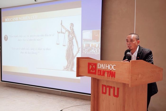 TS. Hồ Minh Khánh, Trưởng Khoa Luật Trường Đại học Duy Tân đưa ra những gợi mở trong việc xây dựng Trung tâm tài chính quốc tế tại Việt Nam. Ảnh: PV
