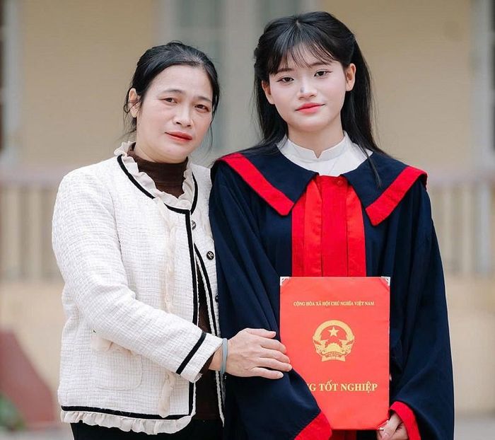 Em Đào Thị Trà Giang và mẹ. Ảnh: Nhân vật cung cấp