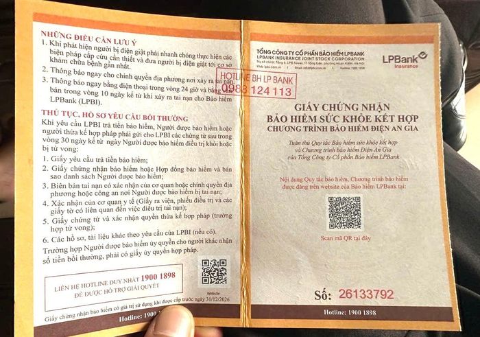 Giấy chứng nhận bảo hiểm là tài liệu duy nhất nhiều hộ dân cho biết họ nhận được sau khi tham gia bảo hiểm. Ảnh:Trọng Nguyễn