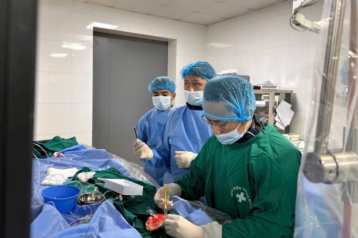 Can thiệp cẩn trọng bằng kỹ thuật chuyên sâu. Ảnh: Vân Anh