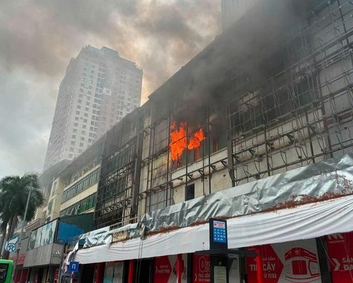 Khu vực cháy là tòa nhà cao 5 tầng nằm ngay mặt đường Trần Phú. Ảnh: NDCC