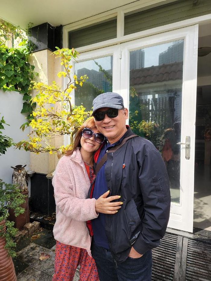 “Tôi và vợ quen nhau từ lúc còn là sinh viên, đi xe đạp, cùng nhau ăn chè, ăn kem. Cô ấy học sân khấu, tôi học âm nhạc, ở cùng ký túc xá. Chặng đường đó đã gần 40 năm rồi và dài gần bằng con đường ca hát của tôi. Đó là một phần không thể thiếu đối với cuộc đời tôi", NSND Tạ Minh Tâm nói.