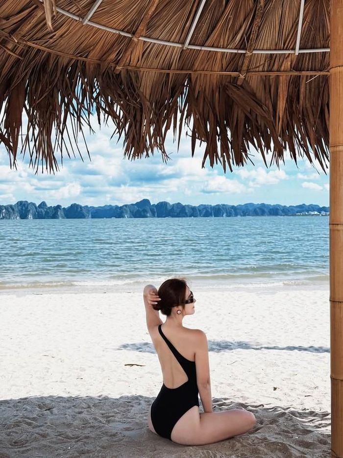 Huyền Lizzie diện bikini ôm sát giúp cô khoe khéo tấm lưng trần gợi cảm, vòng eo thon gọn, săn chắc. 