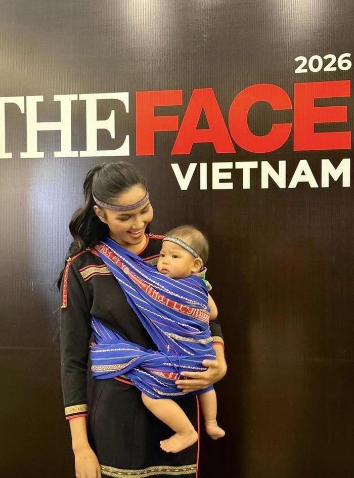Hồi đầu tháng 6, đi chấm casting The Face Vietnam 2026, H'Hen Niê gây sốt khi địu con gái bằng vải thổ cẩm mang đậm bản sắc Tây Nguyên do chính mẹ đẻ tặng cháu gái.