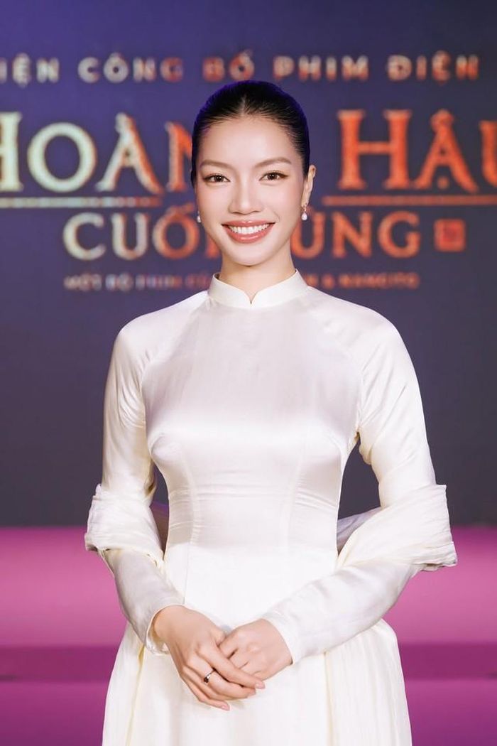 "Tuyền chính thức góp mặt trong bộ phim điện ảnh "Hoàng hậu cuối cùng". Biết ơn tất cả những lời chúc, những cái ôm và sự động viên mà mọi người đã dành cho Tuyền trong dự án điện ảnh này", cô chia sẻ.