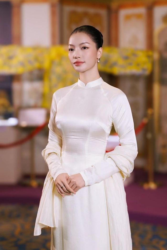 Lâm Thị Bích Tuyền sinh năm 1999 tại Kiên Giang (An Giang cũ). Cô tốt nghiệp cử nhân ngành Du lịch. Sở hữu chiều cao 1m70 cùng số đo hình thể ấn tượng 82-60-93cm, cô sớm bén duyên với làng mốt và có nhiều năm hoạt động chuyên nghiệp trong vai trò người mẫu, hợp tác với loạt nhà thiết kế, thương hiệu thời trang trong và ngoài nước.