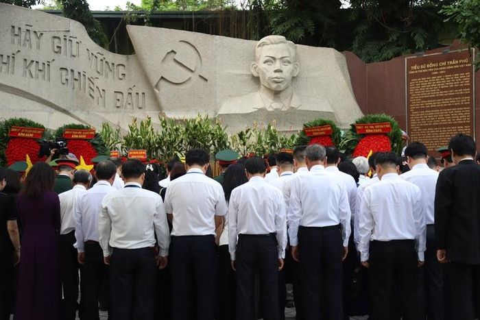 Lễ dâng hương thể hiện đạo lý "Uống nước nhớ nguồn", tri ân sâu sắc các Anh hùng liệt sĩ.